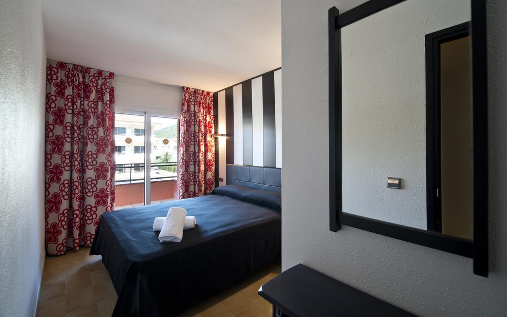 Apartamentos Salles Beach L'Estartit Room photo
